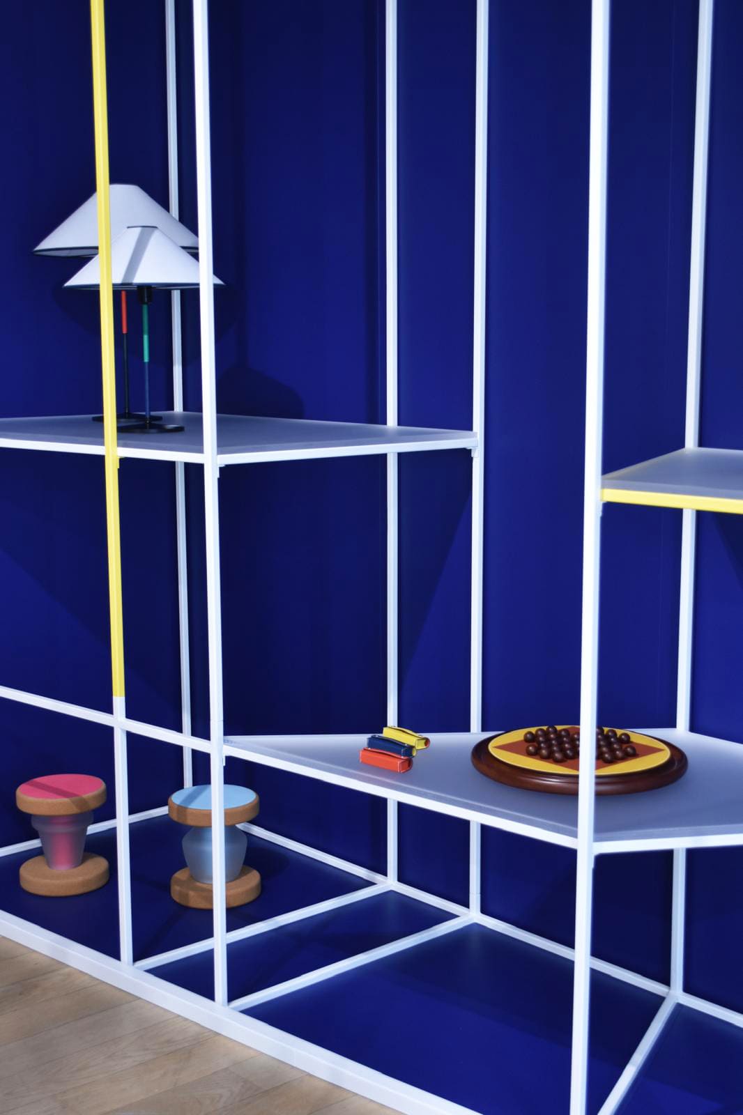 Étagères métal thermolaqué exposition produits Hermès scénographie événementielle