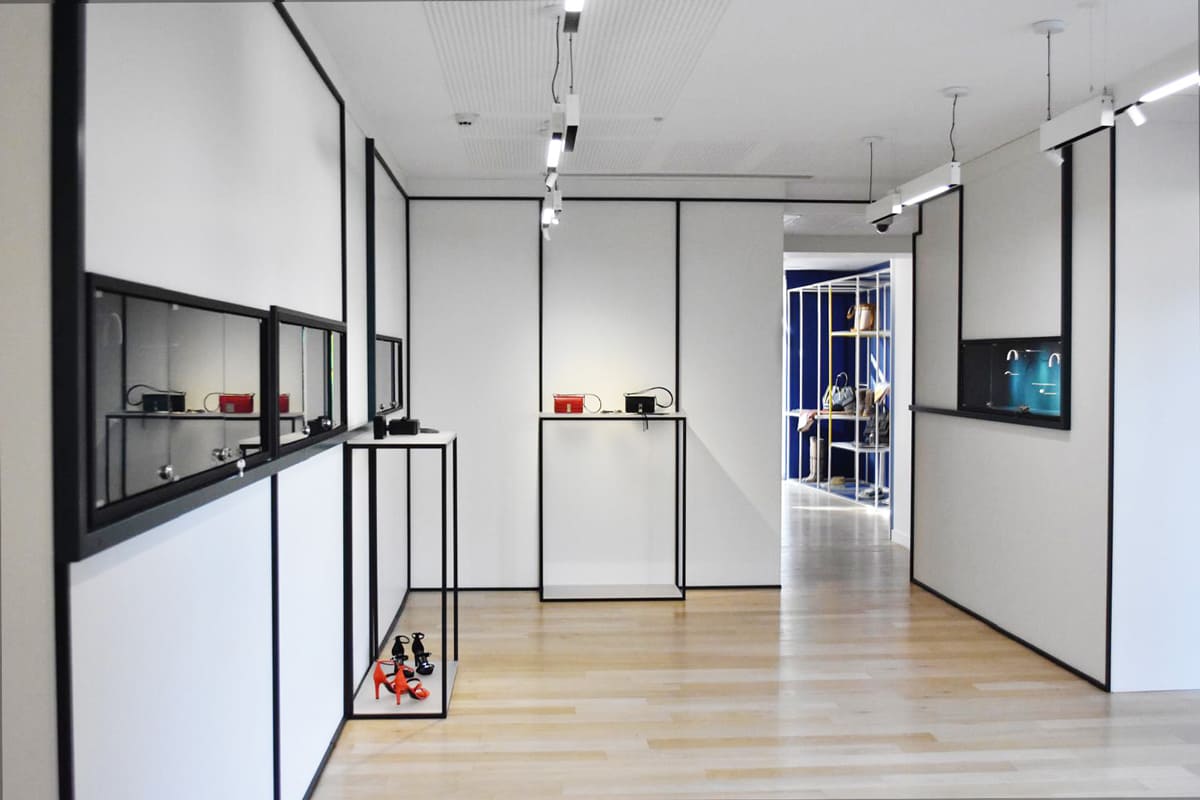 Vue ensemble scénographie Hermès structure bois peint étagères métal thermolaqué