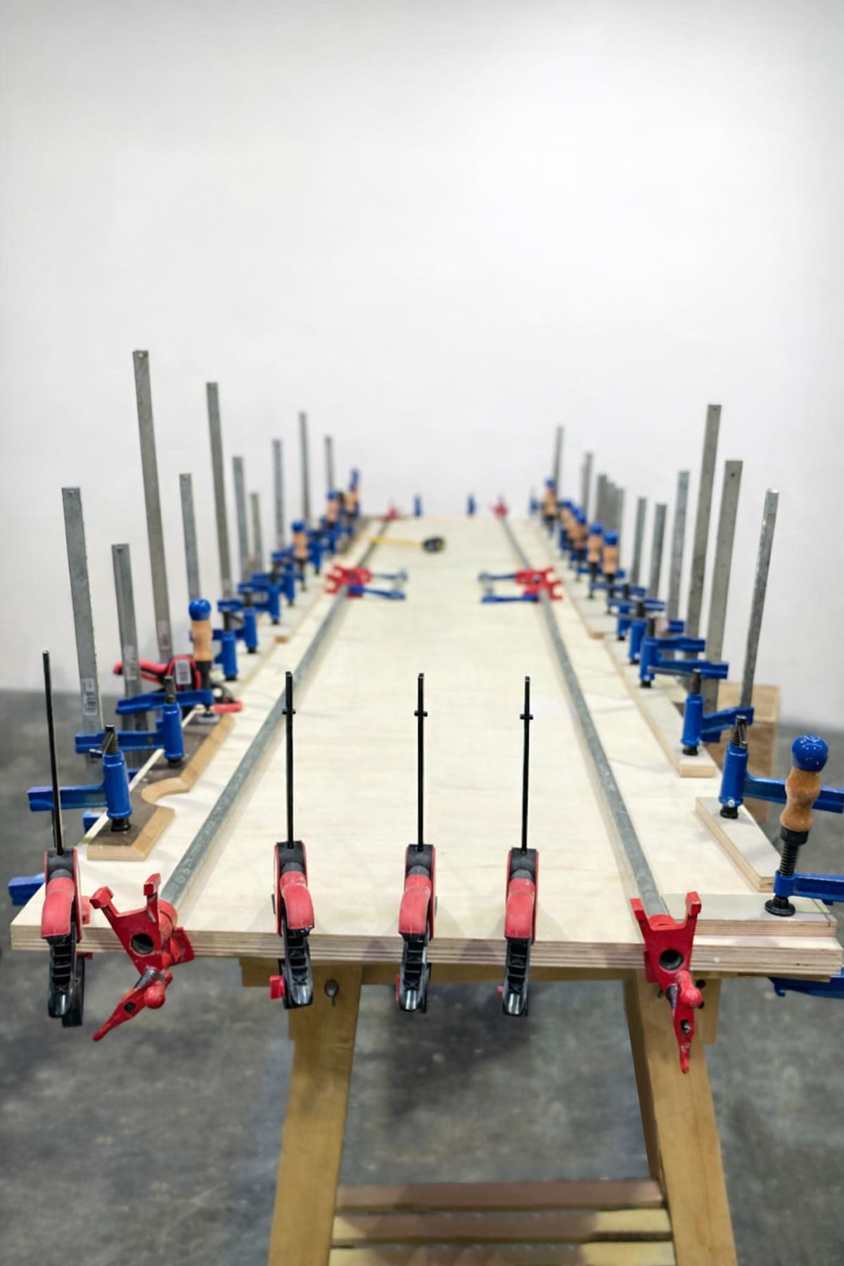 Fabrication montants traverses contreplaqué redimensionné collé menuiserie sur mesure suivi production